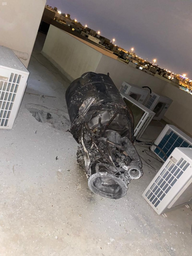 sabqorg's tweet photo. صور من منزل بـ #الرياض لآثار شظايا اعتراض صاروخ باليستي أطلقته ميليشيا الحوثية الإرهابية.

https://t.co/Vw536Ox1Xk https://t.co/NggXGcurxW