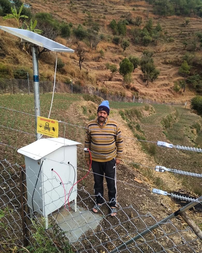 dprosirmaur's tweet photo. #agriculture #mmksy
28.02.2021
किसानों के लिए वरदान सिद्ध हुई मुख्यमत्री खेत संरक्षण योजना
योजना का जीवन्त उदाहरण राजगढ़ के बागना गांव में प्रत्यक्ष रूप से देखने को मिला
योजना के तहत कंपोजिट सौर फैंसिंग करने के लिए 70% अनुदान दिया जाता है जिसमें किसान को 30% शेयर देना पड़ता है https://t.co/erAqbmtQYH