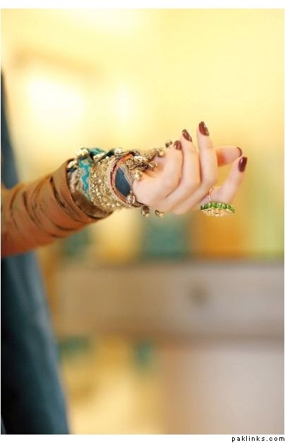 Maryam__Safdar's tweet photo. اپنے ہاتھوں کی لکیریں نہ بدلنے پائیں
خوش نصیبوں سے بہت ہاتھ ملائے میں نے

#نصاب_عشق
#ادب_کا_سفر https://t.co/NcUlNwacxJ