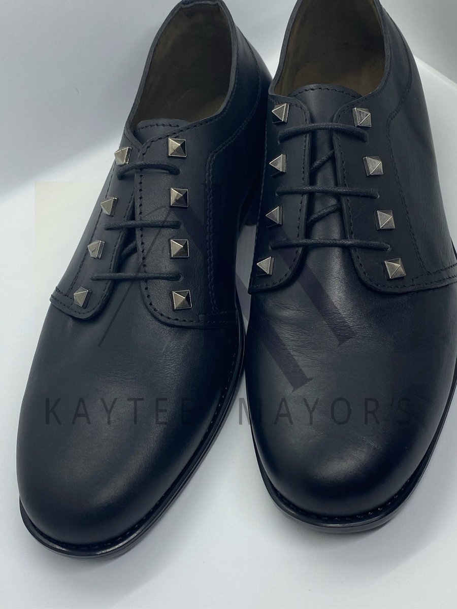KayteeMayors's tweet photo. Subtle reminder that we make the best shoes you'd ever come across.

We guarantee you quality and comfort.

Check out a few of our collections through our media. 

Help Retweet 🙏🏻 

Chioma / Kanye / davido / ifeanyi https://t.co/EqwxH3xbV9