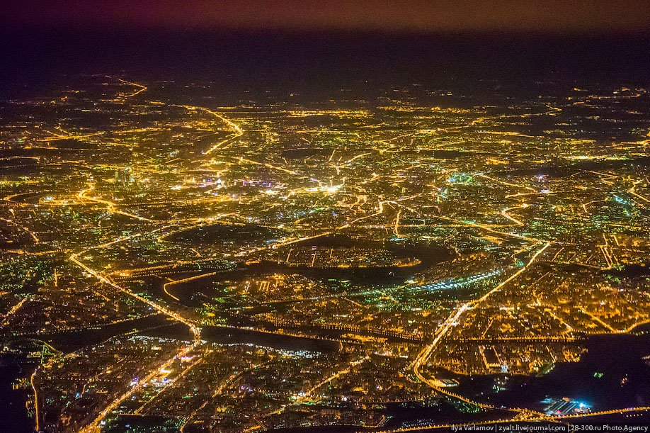 ночной город тула. моска ночной город кремль. автозаводской район тольятти с высоты птичьего полета. омск вид с самолета. в каких городах сейчас 1 ночи.