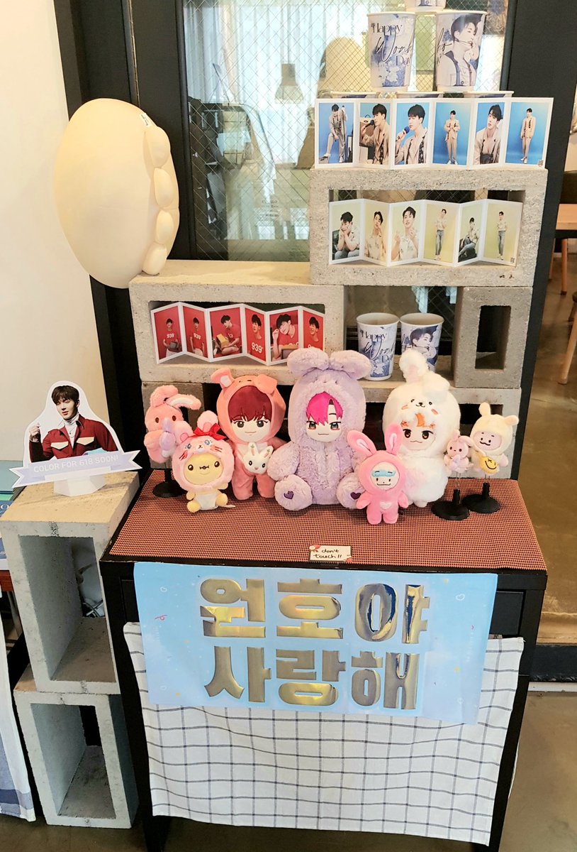 anywayluvall's tweet photo. 하이준 카페
세라복원호와 포토존을 같이 찍어봄
아기자기하게 꾸며져있어서 구경하느라
음료포장해서 금방 나갈것처럼 해놓고 
한참 머문것같다😂
#COLOR_FOR_301
#이거원호생일 https://t.co/L16UV4kuAe