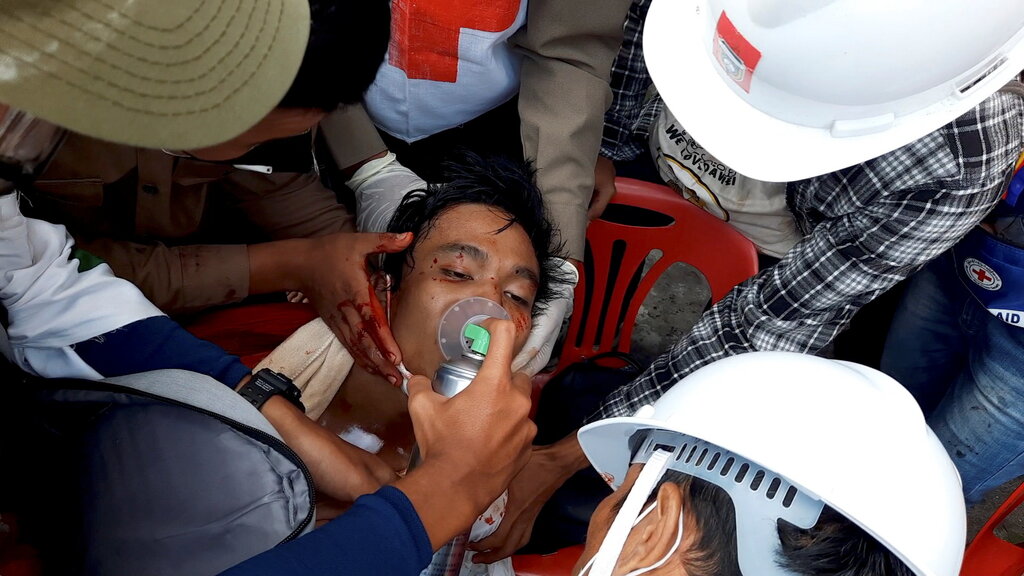 Just to be clear: the Myanmar junta doesn't get to write the rules. International human rights law permits police use of lethal force only to meet an imminent lethal threat, NOT to suppress protests. The coup defenders are acting blatantly unlawfully. nytimes.com/2021/02/28/wor…