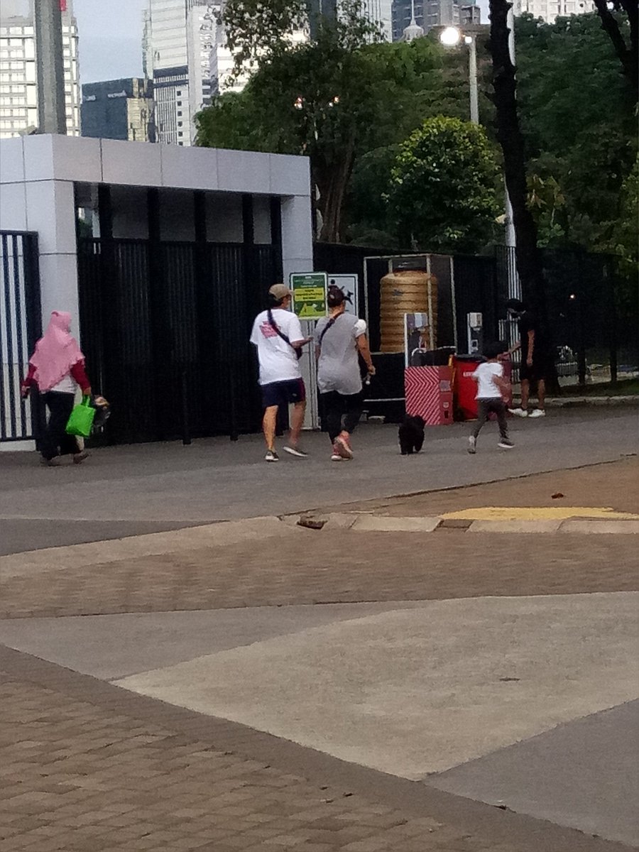 Vlo_maya's tweet photo. Tetap melenggang dengan tenang, dengan hewan peliharaannya, dan melewati tanda larang tersebut. Yuk junjung tinggi kepentingan bersama, jangan egois, walau mungkin 'mampu'.

#gbk jalan2 di sore hari 😊 https://t.co/OTiZPnF5Tf