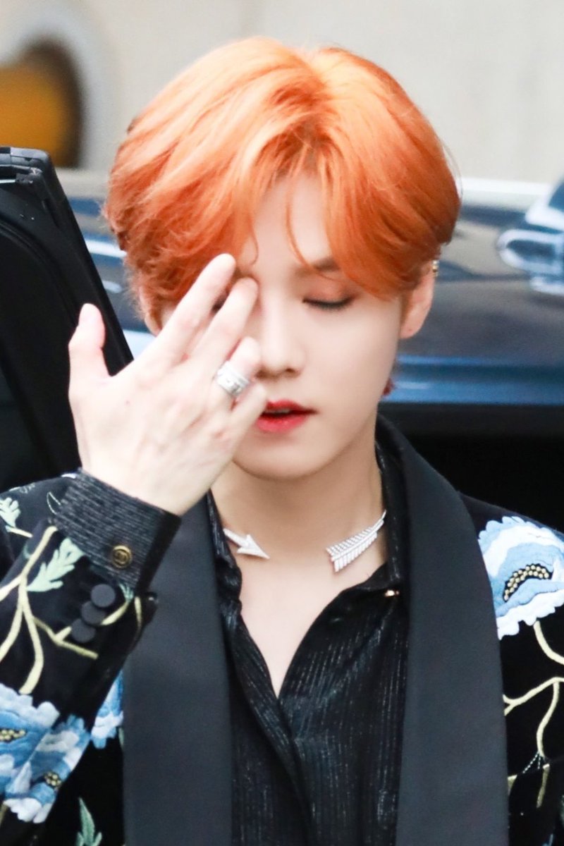 506png's tweet image. this is luhan             this is baekhyun