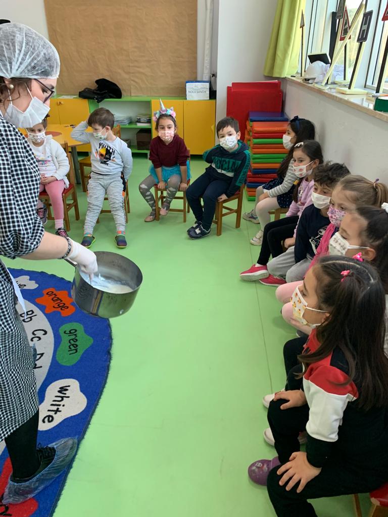 TlinYalcin1's tweet photo. Sıradaki mesleğimiz Yoğurtçuluk. Yoğurt nasıl yapılır hep birlikte öğrendik. Pazartesi öğle yemeğinde yogurtlarimizi afiyetle yiyeceğiz. 🤗 @tugbaozdinc @TugbaAbanoz @Olcayozbey @sirinturkcelik @hayripadak @kusadasi_BK #heranımdabahcesehir https://t.co/vSiHrEufum