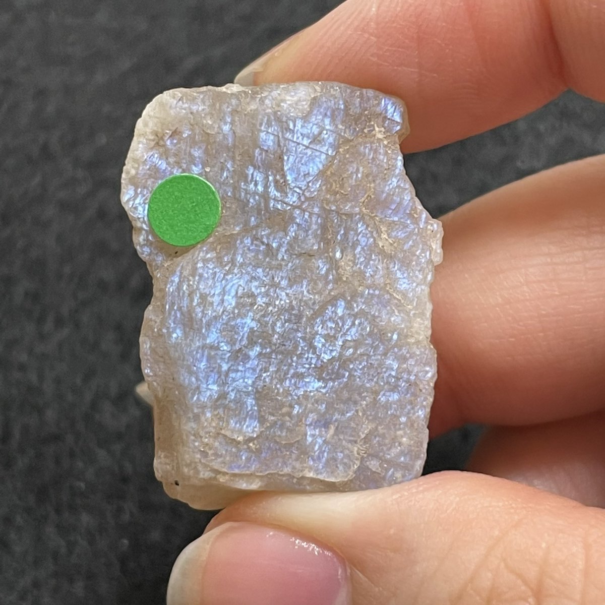 レインボームーンストーン原石】 タンザニア産。 角度を変えると