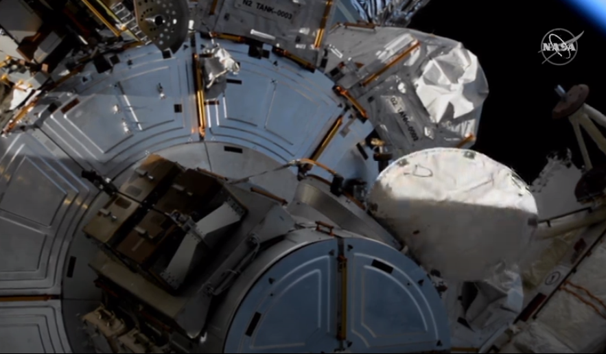 TheHeathernaut's tweet photo. It's open!
It's happening!
6 and a half hour spacewalk (basically a six-hour marathon) is about to begin.
#EVA71 #ISS20 #Exp64 https://t.co/isdbhWYzM3
