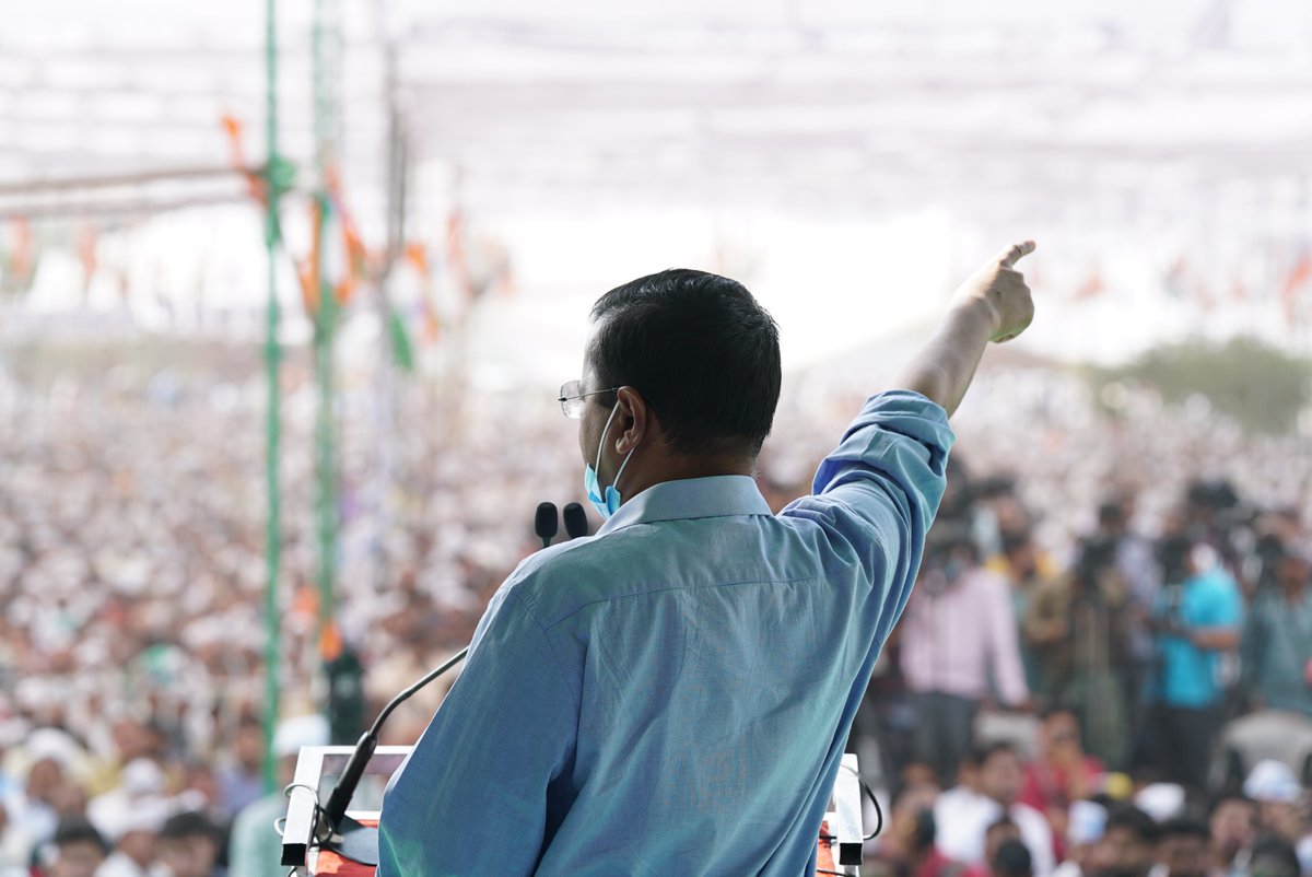 ArvindKejriwal's tweet photo. मेरठ में आयोजित हुई किसान महापंचायत में शामिल हुआ। केंद्र सरकार के नए कृषि कानूनों के खिलाफ़ यहां हर तरफ़ गुस्सा देखने को मिला, चारों तरफ़ से यही आवाज़ आ रही थी "कृषि से जुड़े काले कानून वापस हों" https://t.co/NDk3QZ9usJ