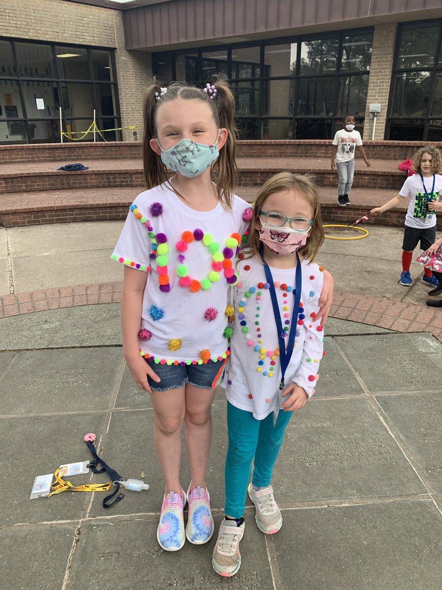 JoSpedale's tweet photo. Celebrating 100 days of school! @CyFairYeager #yeagerbuzz #100daysofschool https://t.co/ShgMGaBYzY