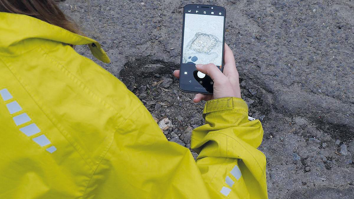 WeAreCyclingUK's tweet image. #PotholeWatch returns tomorrow. 🔍🚧 You can get involved by using our Fill That Hole app to report road defects you see while out #cycling for exercise or essential journeys: fillthathole.org.uk