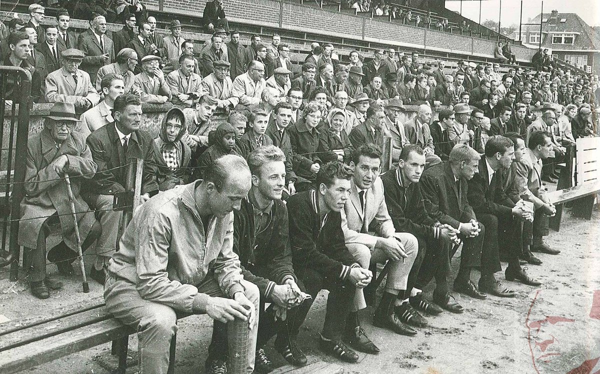 NietteKraken's tweet photo. @HanBalk @zandbelt @EdwinKBali @jdo1960 Die bankjes waren er ook voor de hoofdtribune. #backtothesixties https://t.co/eOo3MMWFPh