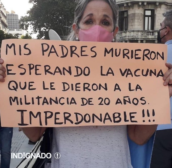 DSantaCruzok's tweet image. Este cartel resume todo lo que siente la gente por el escandalo del #VacunatorioVip