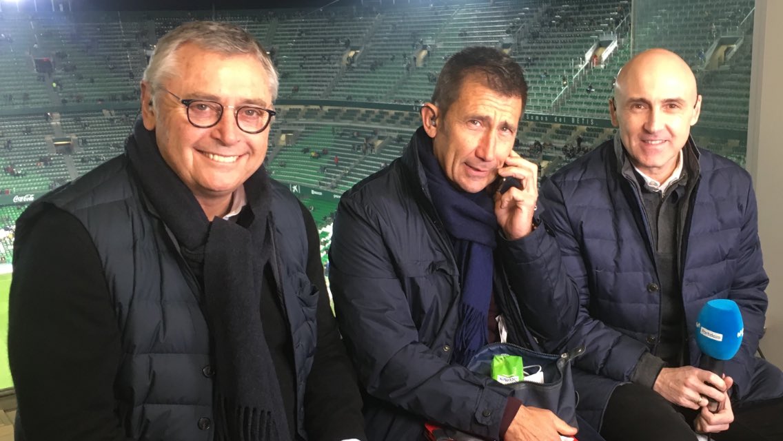 MundoMaldini's tweet photo. Revisando en el hotel el teléfono me he encontrado con esta foto. Es del último partido que hicimos @carlosplus y yo con Michael, Betis vs Real Madrid. Me he quedado helado. Nunca te olvidaremos Michael. Esta noche otro partido en @MovistarPlus y siempre contigo. https://t.co/4VfYUzaS09