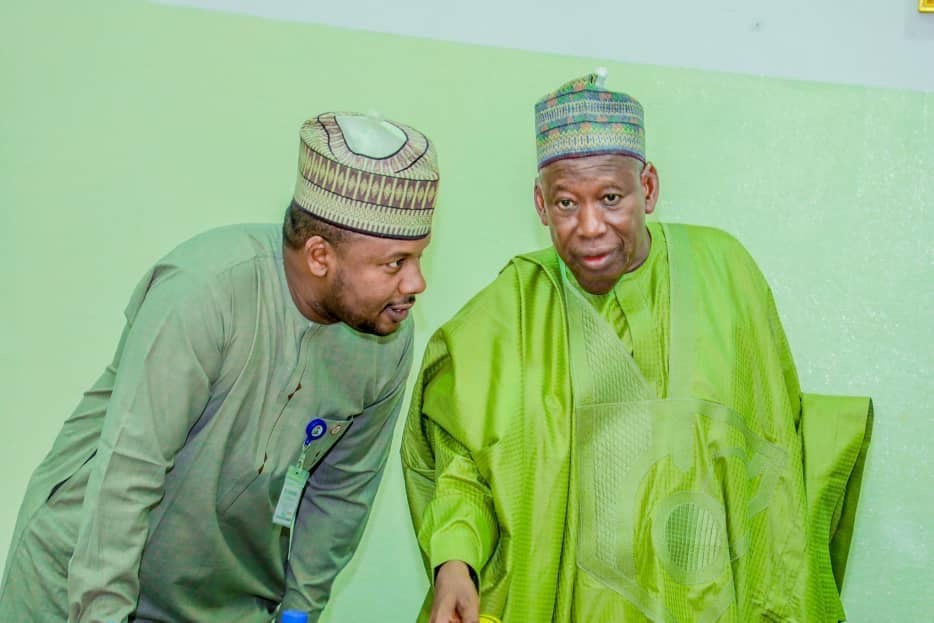 SaharaReporters's tweet photo. .@MBuhari Called For @GEJonathan's Resignation But Was Not Jailed—Falana-led Group Condemns Arrest of @GovUmarGanduje's Ex-aide | Sahara Reporters
Tanko-Yakasai had legitimately exercised his constitutional right by speaking against perceived...
READ MORE: https://t.co/DMrvVYhNyr https://t.co/Gk2xHQ27OJ