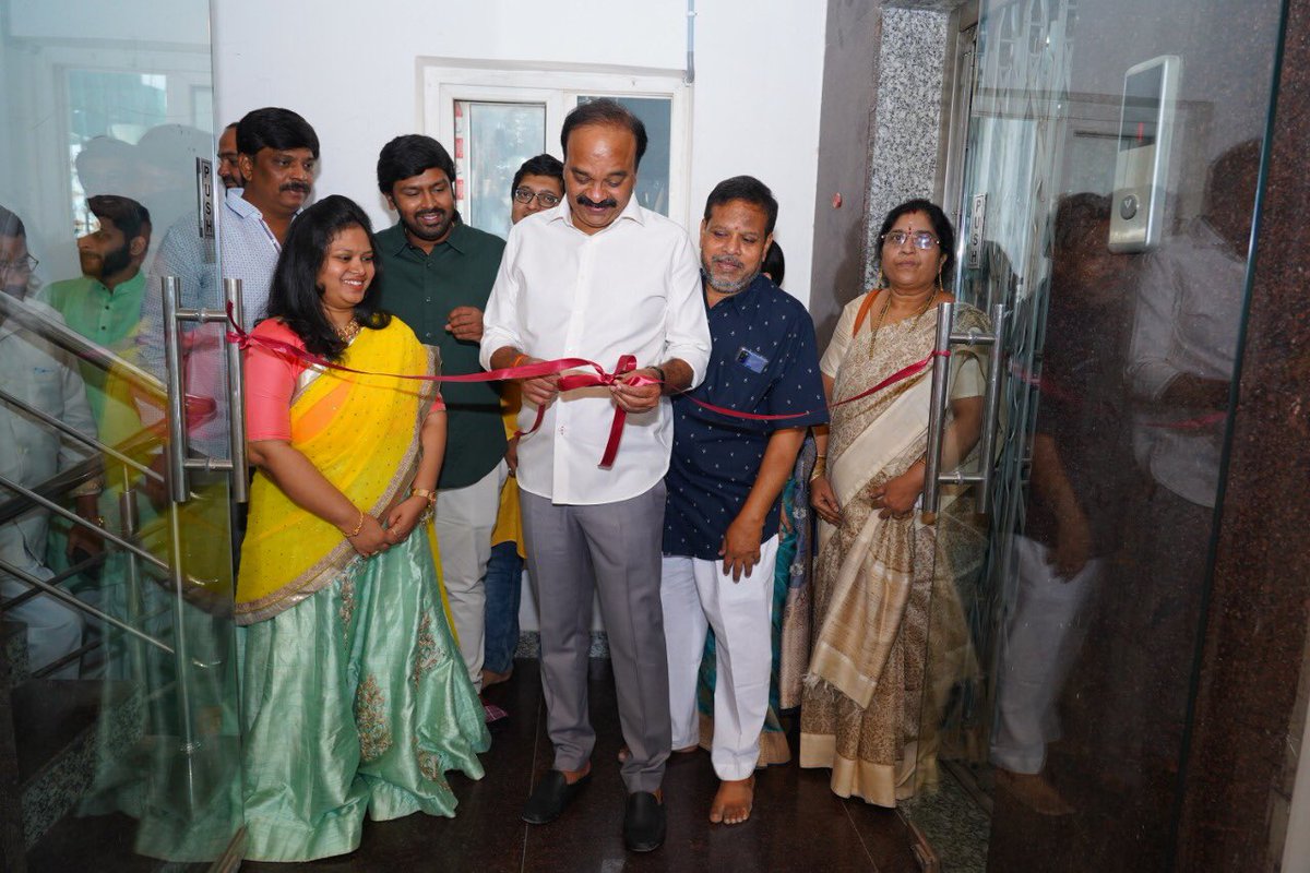 RTelanganaarmy's tweet photo. జీరో వేస్ట్ ఆర్గానిక్ లైఫ్ స్టైల్ చైన్ థీమ్ తో వచ్చిన ఆర్గానిక్ స్టోర్ "అద్రిష్' (adrish) ను ప్రారంభించిన చేవెళ్ల పార్లమెంట్ సభ్యులు డాక్టర్ రంజిత్ రెడ్డి. @DrRanjithReddy 
@arekapudigandhi 
@kavithakkanews 
@KTRTRS @RaoKavitha @trsharish
@trsharish 
@TRSSaidireddy 
@MPsantoshtrs https://t.co/CJ2NaOIoaF