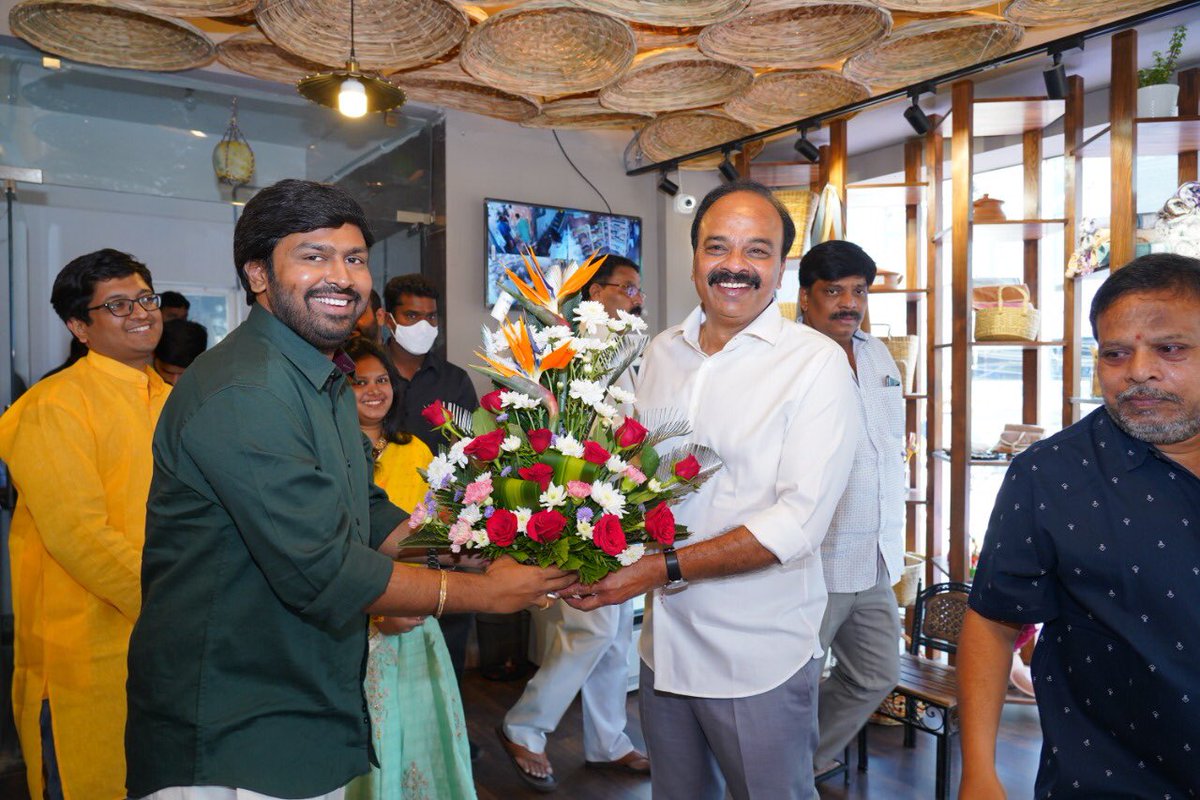 RTelanganaarmy's tweet photo. జీరో వేస్ట్ ఆర్గానిక్ లైఫ్ స్టైల్ చైన్ థీమ్ తో వచ్చిన ఆర్గానిక్ స్టోర్ "అద్రిష్' (adrish) ను ప్రారంభించిన చేవెళ్ల పార్లమెంట్ సభ్యులు డాక్టర్ రంజిత్ రెడ్డి. @DrRanjithReddy 
@arekapudigandhi 
@kavithakkanews 
@KTRTRS @RaoKavitha @trsharish
@trsharish 
@TRSSaidireddy 
@MPsantoshtrs https://t.co/CJ2NaOIoaF