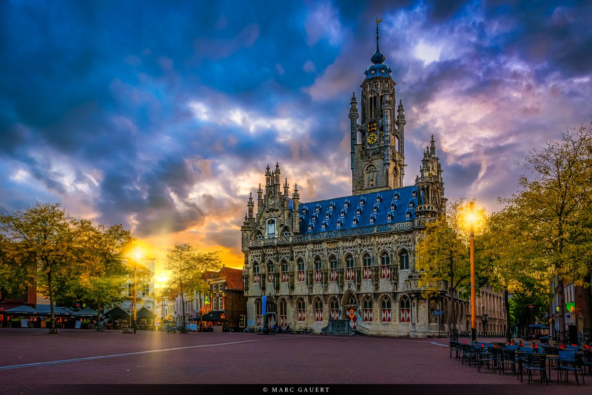 Stadhuis Middleburg

Das Rathaus in dem schönen, kleinen Städtchen Middelburg.
Die Aufnahme entstand während meines Urlaubs 2016

#sonnenuntergang #sunset #sunsetphotography #rathaus #stadhuis #middelburg #architecture #architektur #cityscape #niederlande #goldenhour