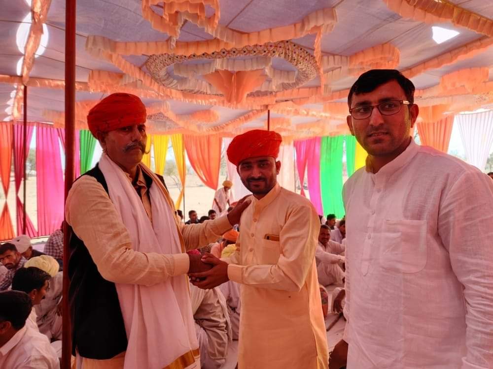 IJagdishdewasi's tweet photo. #जोधपुर के ढाढणीया गांव में अनुज गणेश  देवासी के शादी समारोह में शरीक होकर वैवाहिक जीवन की बधाई एवं शुभाशीष दी।
समारोह में स्नेह, प्यार व सम्मान के लिए आप सभी का हार्दिक आभार व धन्यवाद l
आप सबका प्यार व स्नेह निरन्तर इसी प्रकार बना रहेl https://t.co/ophuUj0vVm