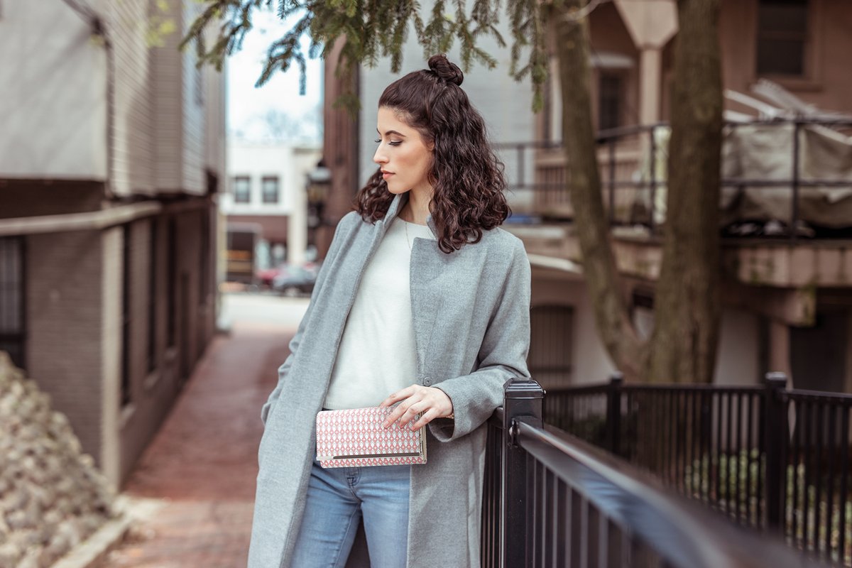 MundiWallets's tweet photo. Waiting for summer like... #SundayFunday #MundiWallets #FileMasterClutch https://t.co/Y3tewfD6O1
