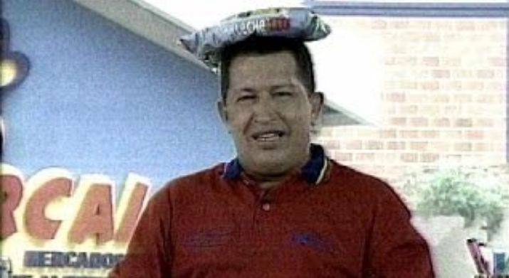 El día que Hugo Chávez se puso una bolsa de leche en polvo en la cabeza