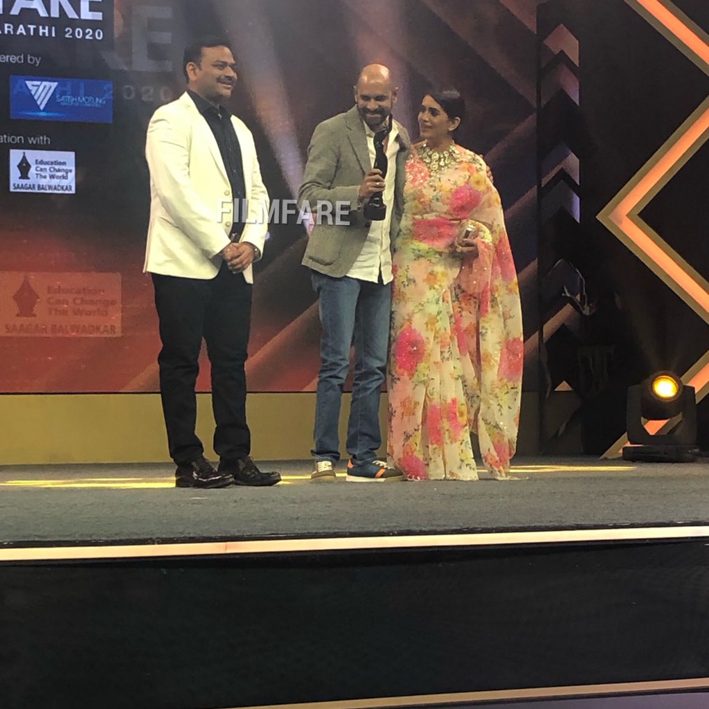 filmfare's tweet image. #SameerVidwans wins the award for Best director at the #PlanetMarathiFilmfareAwards (Marathi) for #AnandiGopal by #SonaliKulkarni.