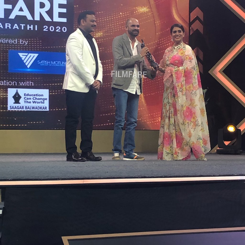 filmfare's tweet image. #SameerVidwans wins the award for Best director at the #PlanetMarathiFilmfareAwards (Marathi) for #AnandiGopal by #SonaliKulkarni.