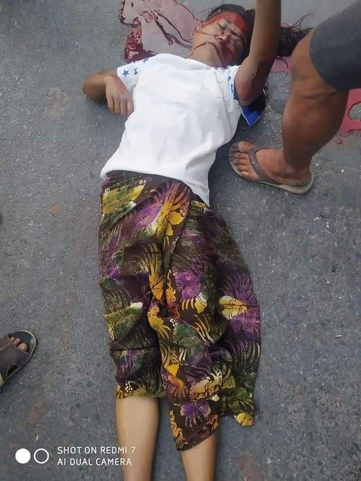 At Mandalay, the junta polices ordered by Minn Aung Hlaing shot a woman walking on the road.
Now how a child and old lady who are depending on her can stand without her.
How many dead bodies need for UN to take action?
TW//Blood
#WhatsHappeningInMyanmar