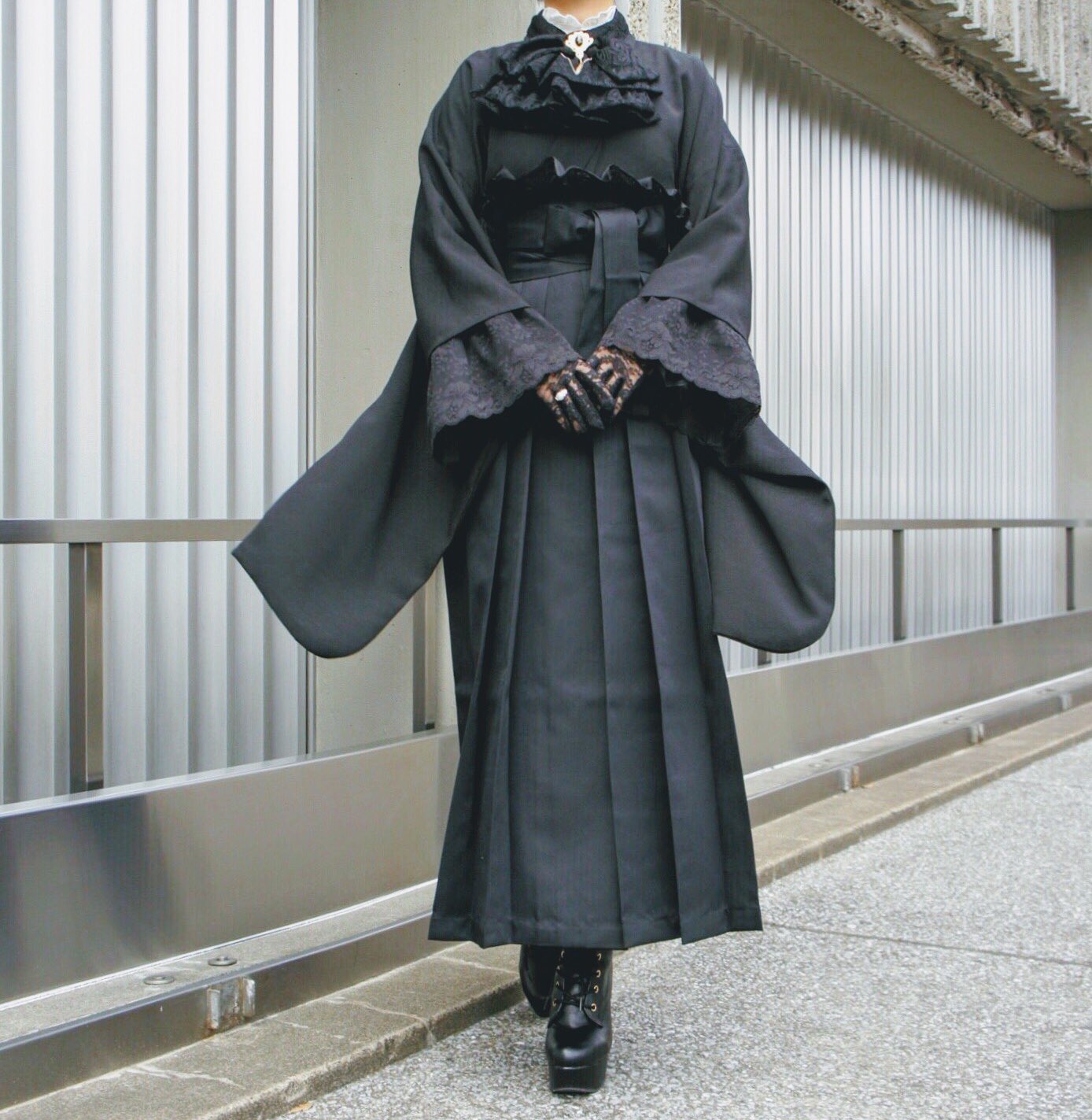 みさまる 着物 真っ黒な着物に袴とレースの小物を合わせたゴス風着物コーデ 着物の袖が風になびくのも黒袴の持つカッコいい 雰囲気も 黒レースのゴス感も大好き T Co Ulmby05dyx Twitter