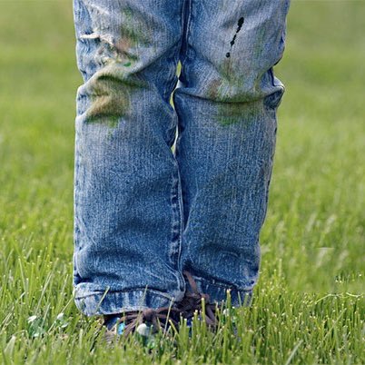 Пятна от травы. Джинсы в траве. Пятна от травы на джинсах. Зелёные пятна на джинсах. Джинсы с пятнами.