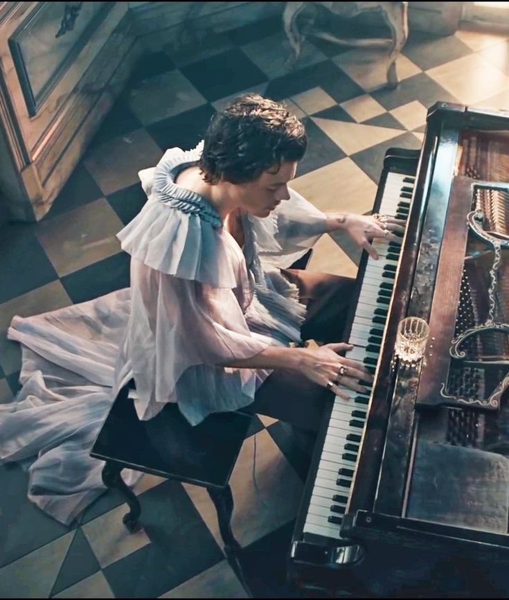 She play piano well. Harry Styles 2022. Falling Harry Styles обложка.