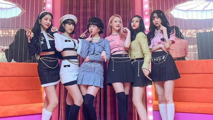 AndBusu's tweet photo. 最近のTWICE、BLACKPINKとかヨチンの衣装ってこのショーみたいなの多くてひたすら可愛い💜💜 https://t.co/7eEbwxPqnV
