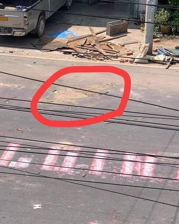 SandarT51456728's tweet photo. @freya_cole People were shot and killed.Police attempting to cover the bloodstains that fell from the people and trying to hide the corpses. 

28/2/2021 (Myeik)

#whatshappeningnowinmyanmar
#SaveMyanmar
#StopMilitaryCoup https://t.co/0j3YYrGzXd https://t.co/SvZVSexQmp