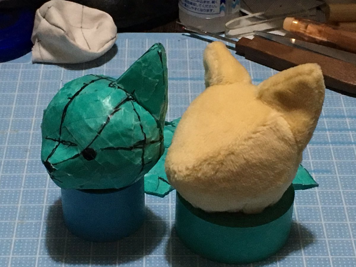 Be 単純な形のぬいぐるみ型紙作り方メモ ラップ丸めたのにマステ貼って原型作る 縫い目を描く 原型の上からまたラップを被せてマステを貼ったのを切り出して型紙の元を作る 頭と耳とで2回に分けた 型紙を適宜修正して布で作る T Co Rb8oqspdeh