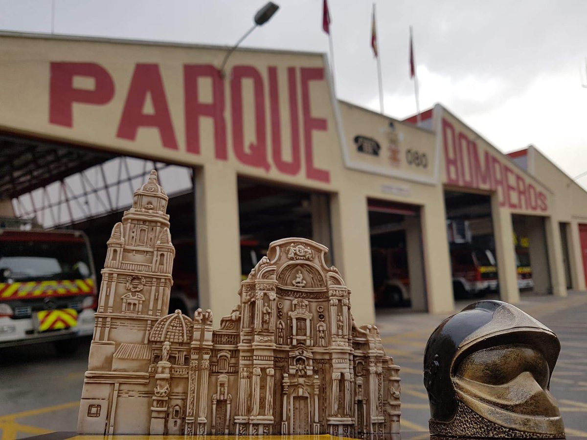#BomberosdeMurcia.#ParquedeInfante. Es el parque central, principal, y donde se encuentran ubicados la Jefatura del Servicio, el Centro de Mando y Coordinación
Operativa de Bomberos (CEMACOB) y todos los vehículos y material de apoyo.#Bomberos #RegióndeMurcia #Murcia 📷JaimeBN🚒