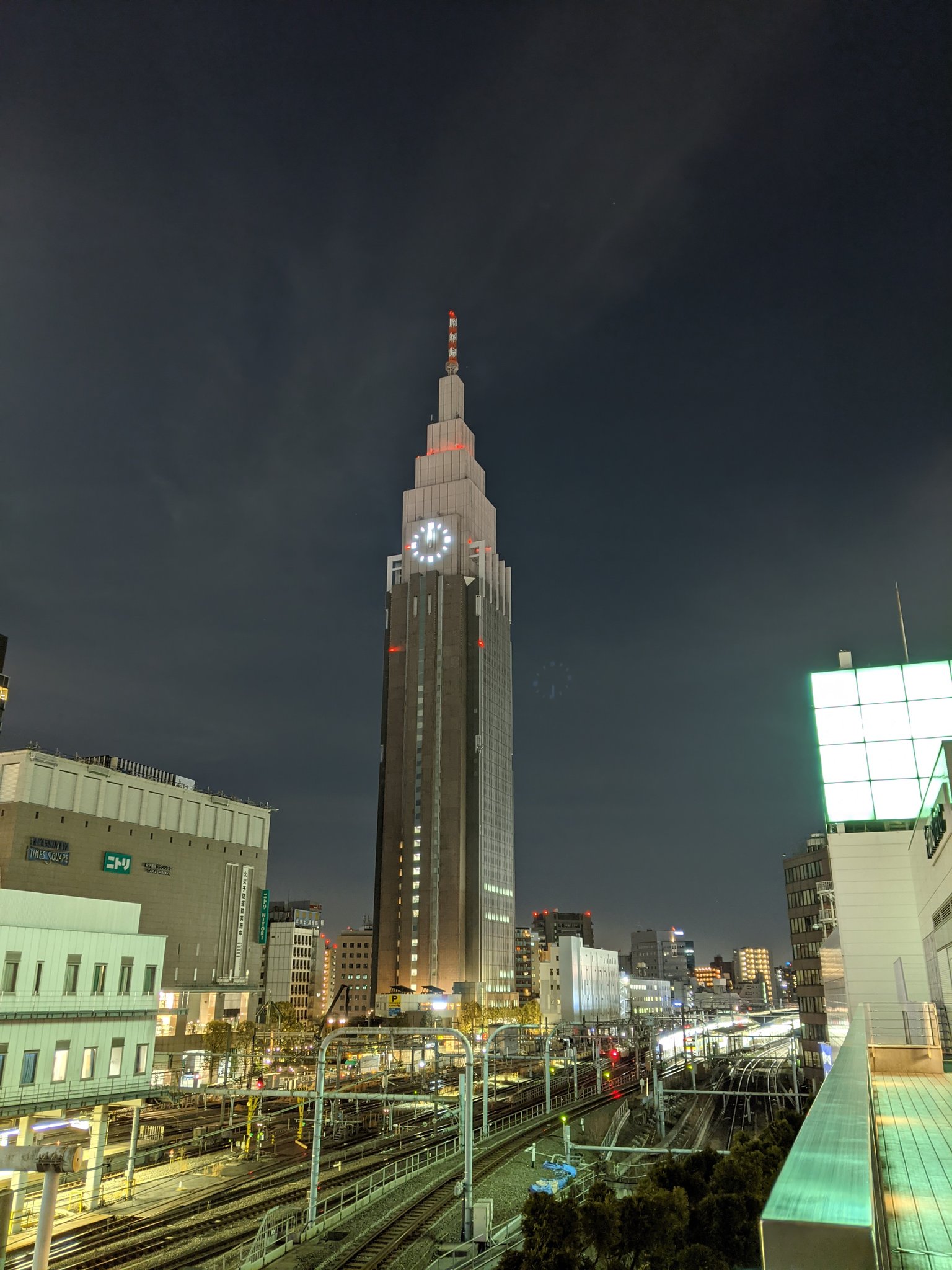 直知 A K A 万華 唐突に新宿区紹介 番外編1 Nttドコモ代々木ビル 新宿駅付近でひときわ目立つエンパイアステート風のビル 通称ドコモタワー ビルの上層階はアンテナ収容部 上部の塔は実は折れ曲がってクレーンになるなど構造面でも異彩を放つ