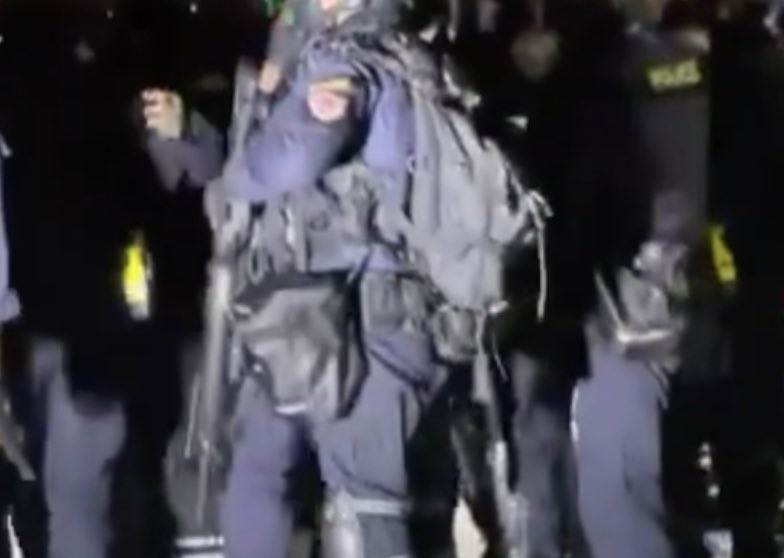 ปืนช็อตไฟฟ้า การทำงานของปืนช็อตไฟฟ้าคือการยิงหมุดสายไฟมาปักที่ตัวบุคคล แล้วบุคคลนั้น ๆ จะถูกช็อตจนตัวเกร็ง กล้ามเนื้อเกร็ง และล้มลงทันทีค่ะ

⚠️ปืนช็อตไฟฟ้าสามารถส่งผลอันตรายถึงแก่ชีวิตให้กับผู้ที่มีโรค ประจำตัว หรือโรคต่าง ๆ ที่เปราะบางต่อกระแสไฟฟ้าได้ด้วยค่ะ

#ม็อบ28กุมภา