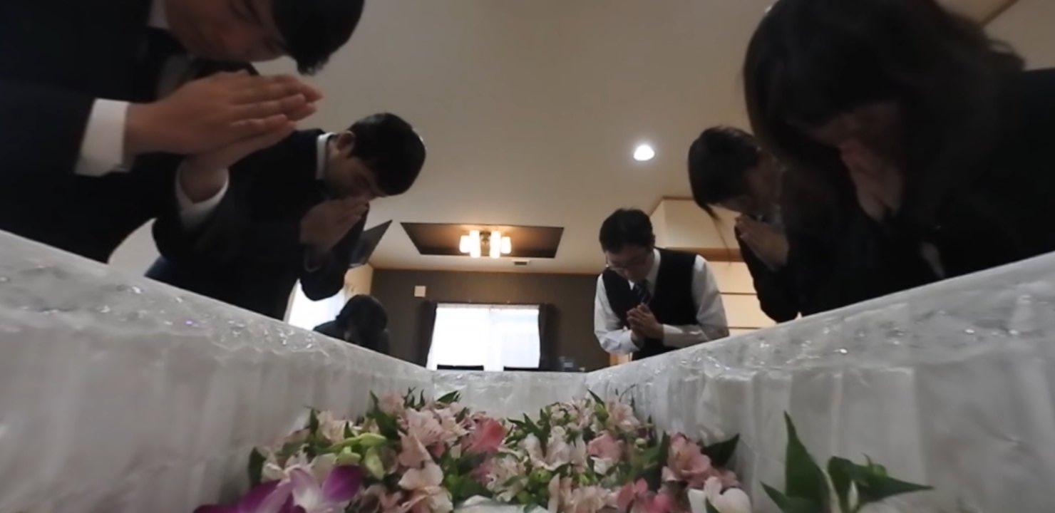 Twitter 上的 Kebiyama 棺桶の中から360 見渡せる葬儀体験vr動画を見つけました 当たり前ですが棺桶 から出れない 昔世にも奇妙な物語で棺桶から出れずに火葬場まで送られる話ありましたね T Co Rxena9haqj T Co W7dzps4xzg Twitter