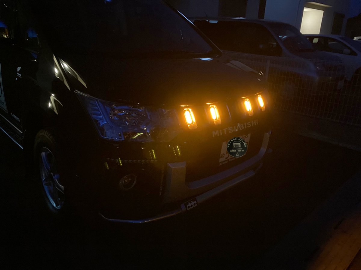 hide_Ikkyu's tweet photo. #デリカD5
#デリカD5グリルマーカー
#デリカD5カスタム
グリルマーカー似LED黄色のデイライトを装着😏 https://t.co/MFyApkuzYL
