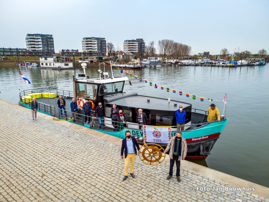 Voetveer Hendrikus overgedragen aan stichting #Tiel (delen wordt op prijs gesteld) - detielenaar.nl/nieuws/2021/02…