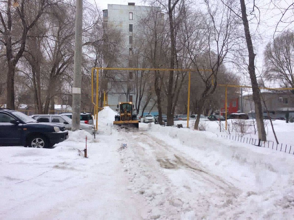 Министр энергетики и ЖКХ Александр Мордвинов проверил, как городские власти и УК справляются со своей задачей по уборке от снега территорий в Самаре. Он лично посетил дворы Кировского, Ленинского, Промышленного и Куйбышевского районов #воскресник #Самара