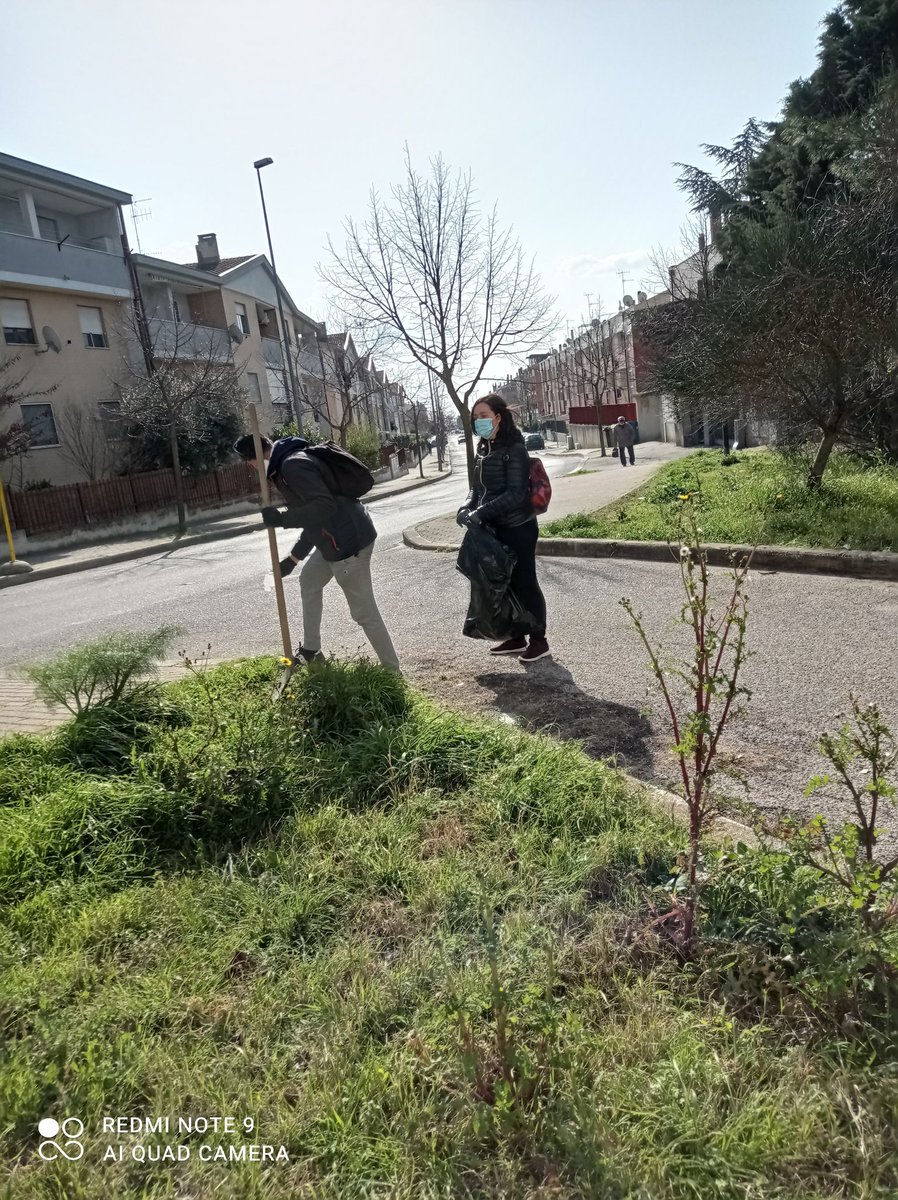 Domenica mattina a dare valore al  grande senso civico dei cittadini che hanno a cuore il bene del territorio e  della comunità. Chi abbandona rifiuti non ha cura del territorio, né di sé stesso. C.da Agna Le Piane con il gruppo #SeidiMaterase #Matera
 #Rifiuti #Ambiente