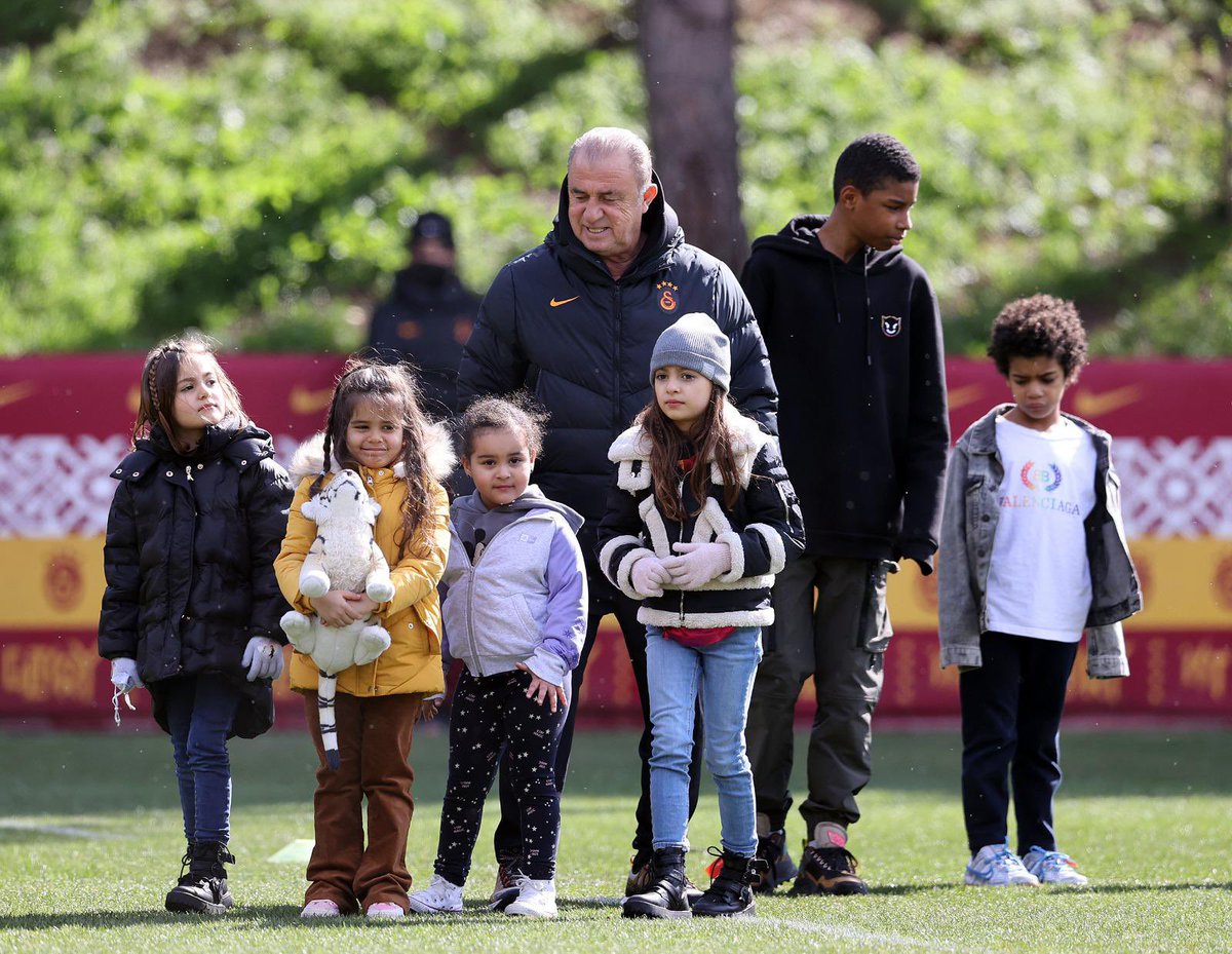 teixeira_marcao's tweet photo. Family day ❤️💛 @GalatasaraySK @fatihterim https://t.co/5ZccIAxNyt
