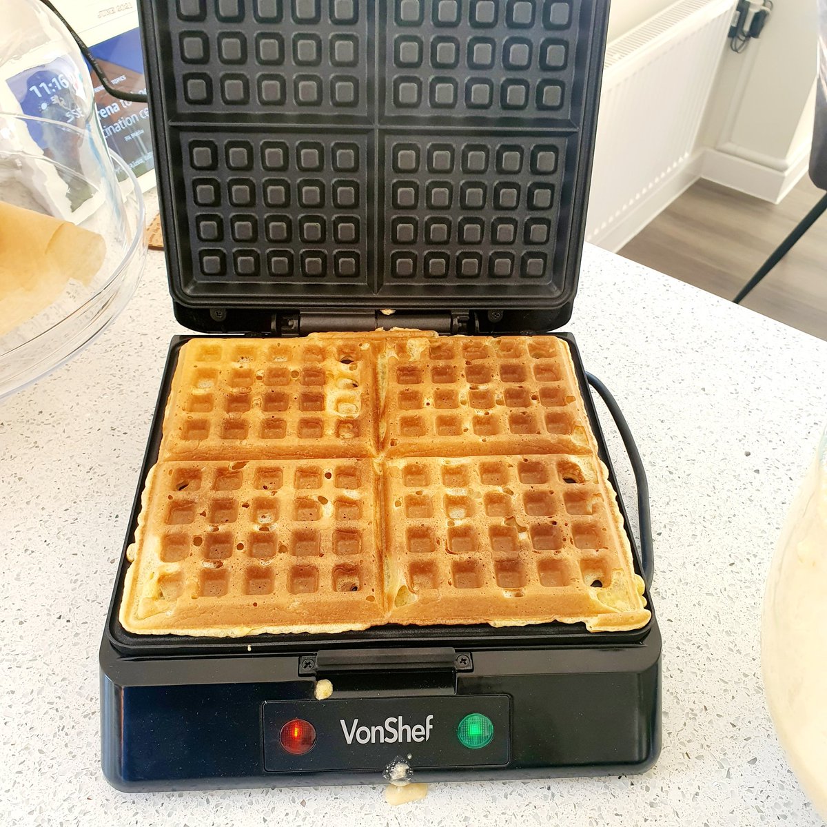 Spring has sprung, so we celebrated by having Sunday brunch at home. Homemade waffles 🧇, strawberries 🍓, bananas 🍌, veggie bacon 🥓 and maple syrup 😋
#spring #waffles #sundaybrunch #homemade #baking