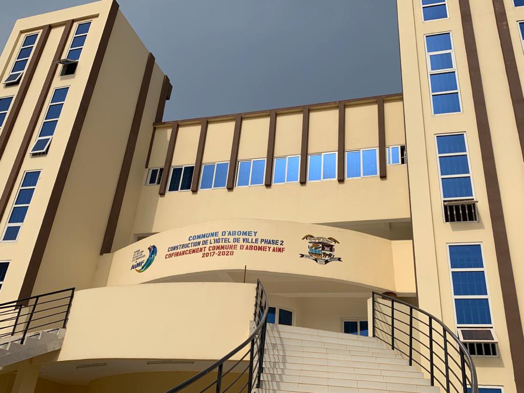 XavierLeblanc16's tweet photo. Au terme de ce périple d’une semaine qui m’a emmené dans la plupart des régions du Bénin🇧🇯, j’ai fait escale à Abomey, commune chargée d’histoire royale et jumelée avec la ville de Saint-Hubert en Belgique🇧🇪. Le Maire m’a accordé une audience très productive. https://t.co/y3zBlLRUbi