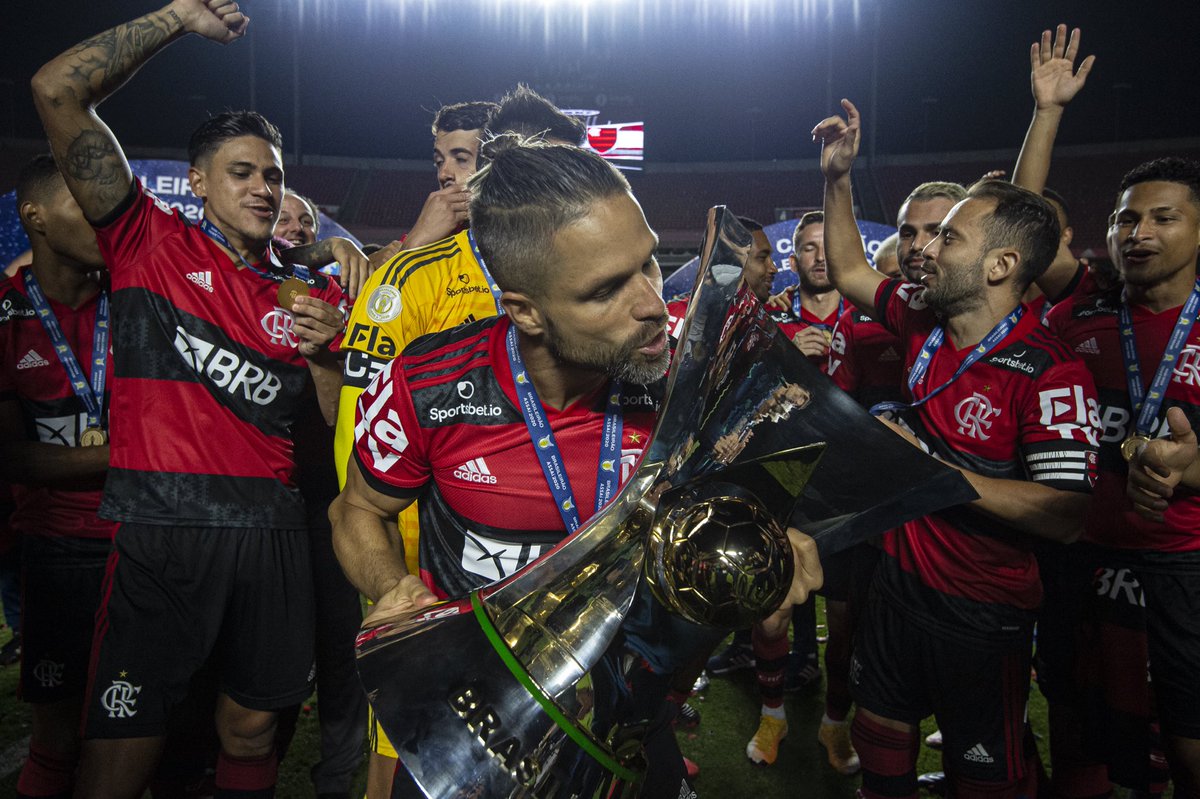 Flamengo's tweet photo. É nossa, meu capita! É OCTAAAAAAAAA! 

#OitoPatamar 🏆❤️🖤

📸 @AlexandreVidal1 / CRF https://t.co/dNNvRv6WAt