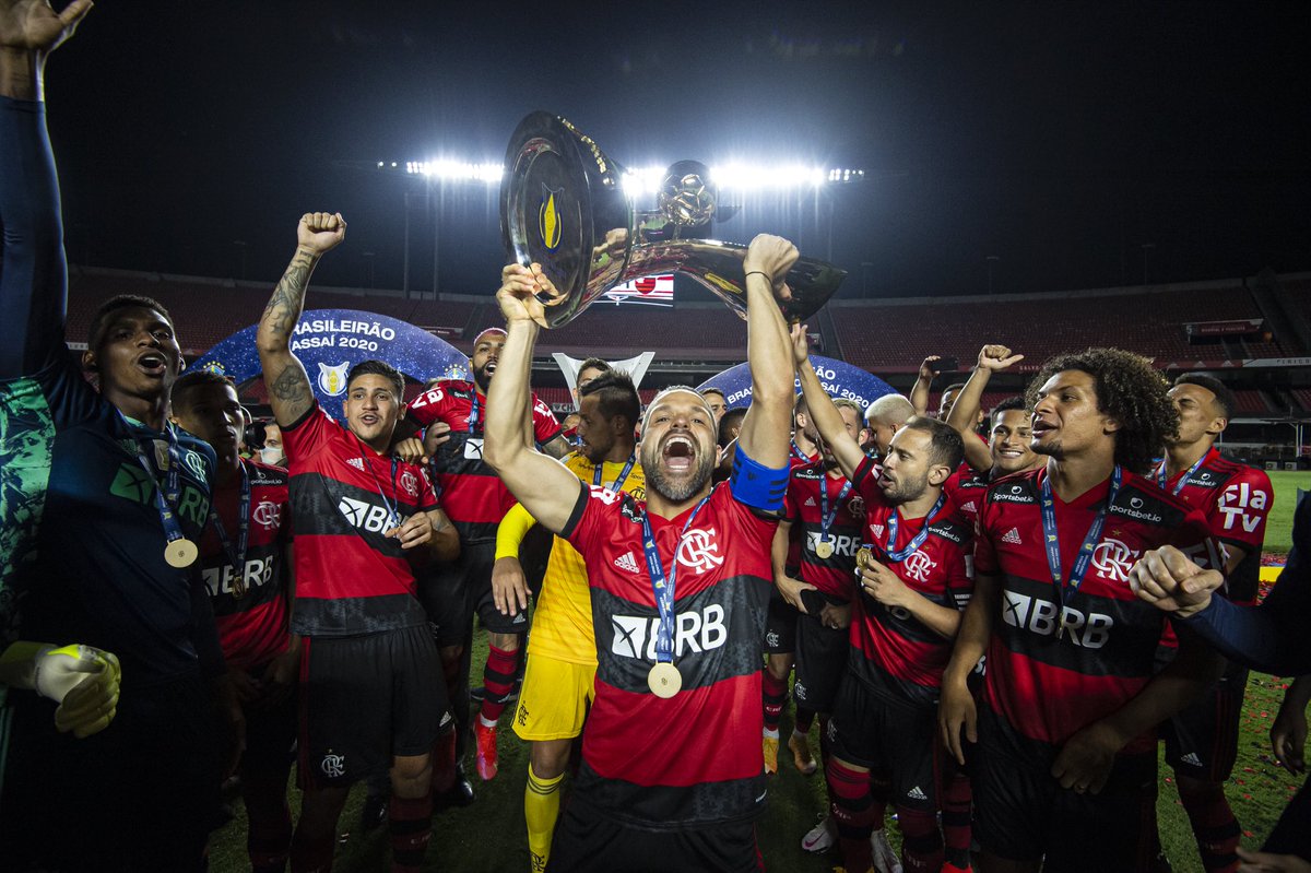 Flamengo's tweet photo. É nossa, meu capita! É OCTAAAAAAAAA! 

#OitoPatamar 🏆❤️🖤

📸 @AlexandreVidal1 / CRF https://t.co/dNNvRv6WAt