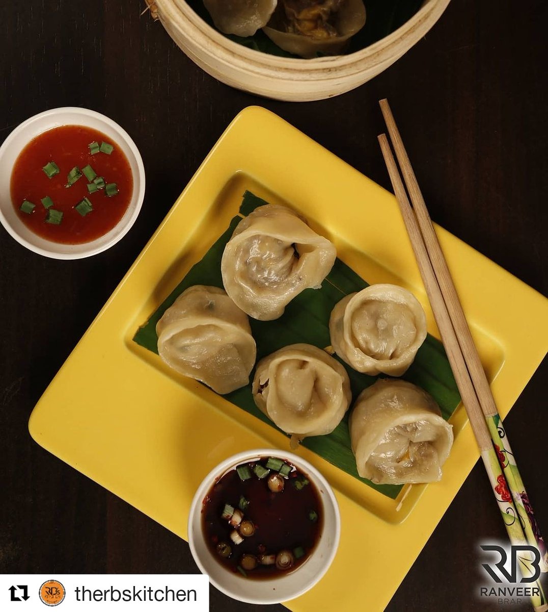ranveerbrar's tweet photo. Momos vo bhi mushroom wale and on a Sunday? Sounds like a plan. Do try and follow #RBSKitchen
Read more - https://t.co/BOnEGOS1Dc
#Easyrecipe #quickrecipe #therbskitchen #cheflife #instafood #instafoods #foodies #ranveerbrar #tastyrecipes #tastyfood #tastyrecipe #Easyrecipe https://t.co/7QYYpK8Zp5