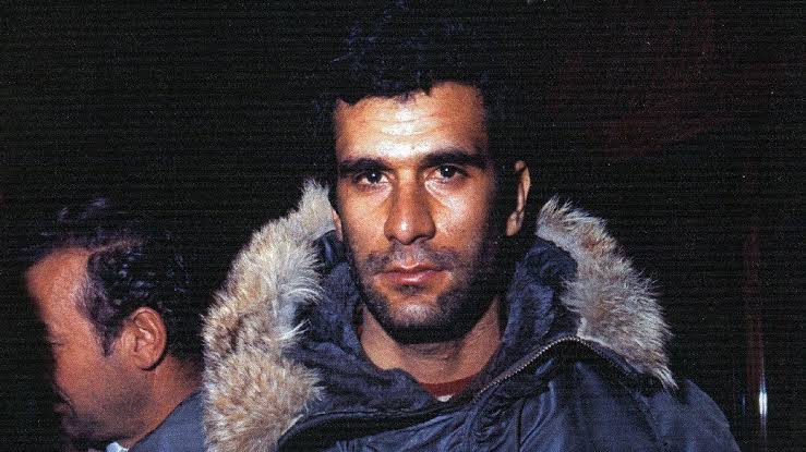 “Yenilmişsem 
Elim kolum bağlı 
(Boynumda yağlı ip) 
Gelip dayanmışsam darağacına. 

(Dudaklarımda yarın 
Gözlerim yarınlarda 
Unutmak mı gerek seni) 

Kapılar kapalı 
Tutulmuşsa gece kapkara yollar 
Sıcacık bir sevgi 
sunmayacak mıyım insanlara?” 

#denizgezmis74yasında