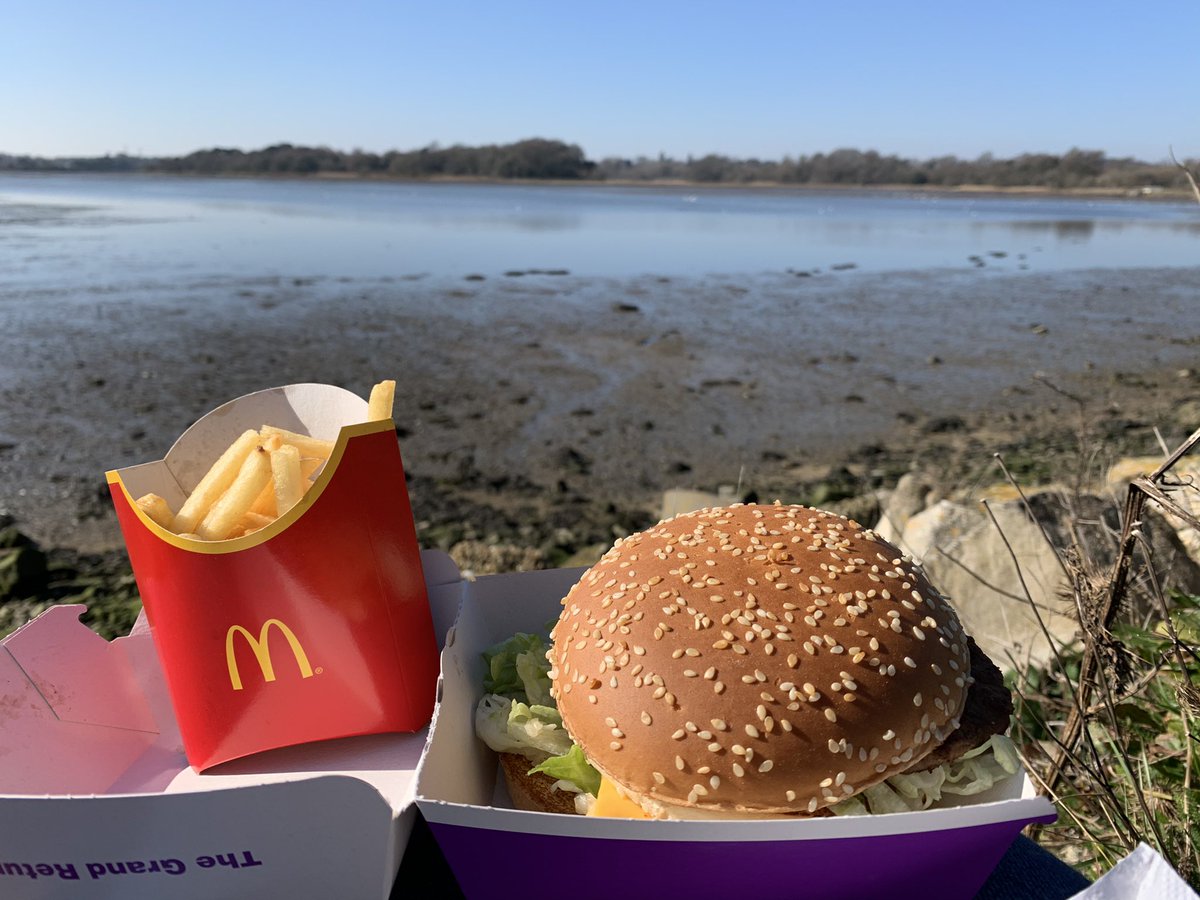 shinybluedress's tweet photo. I can think of worse places to eat a @McDonaldsUK
Overlooking the largest natural harbour in the world
#Lockdown #SundayLunch #WarmFebruary #SmallPleasures
💙Dorset https://t.co/7Lldb8eZcK